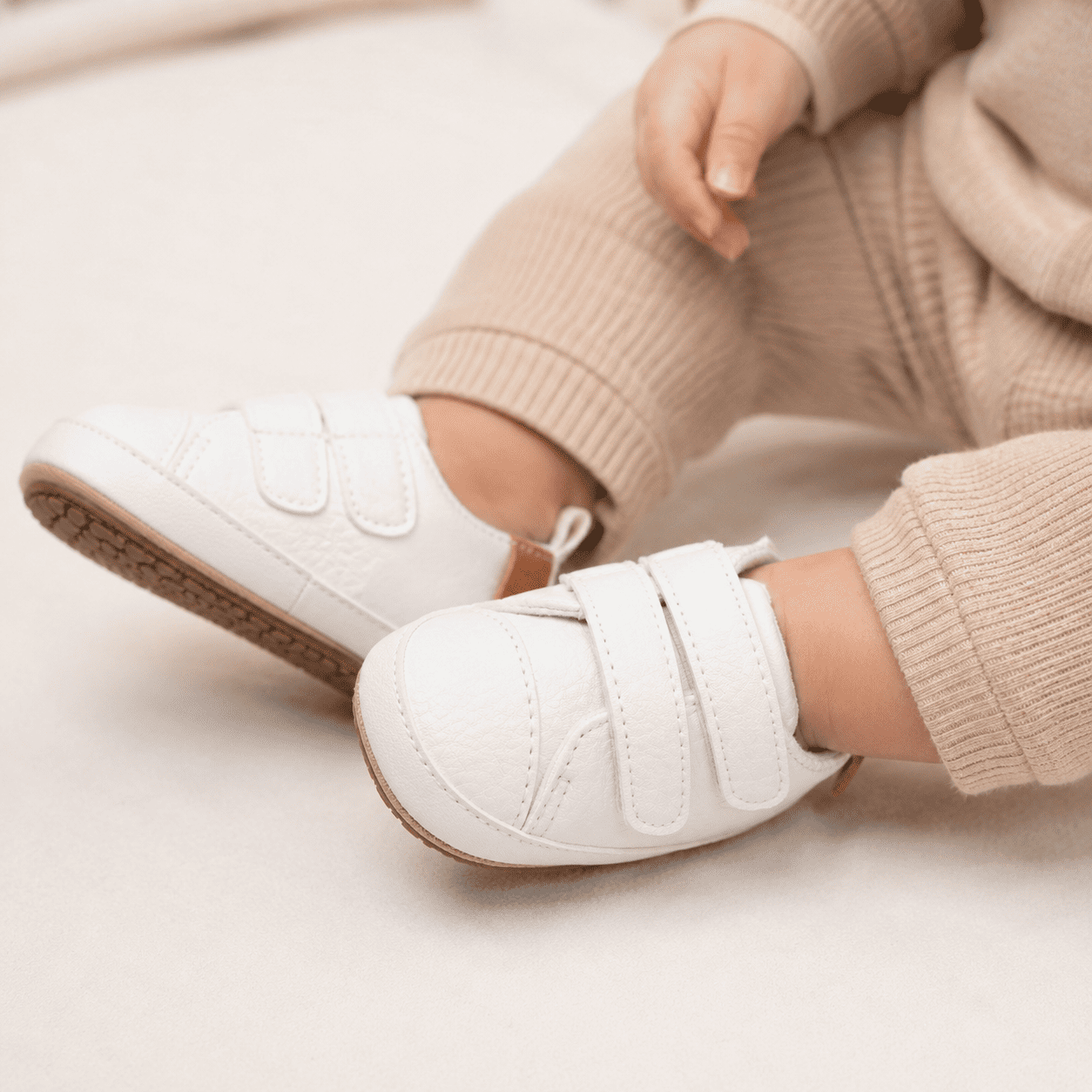 Botoșei "Baby Cloud", albi, piele ecologică, talpă cauciuc, închidere scai
