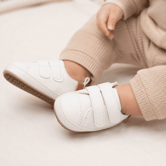 Botoșei "Baby Cloud", albi, piele ecologică, talpă cauciuc, închidere scai